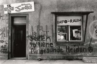 Image of sheet 19810192 photo 9: Sanitätsgruppe Sanigruppe Sanität Raum
AJZ an der Limmatstrasse 18-20 Autonomes Jugendzentrum Jugendunruhen Bewegung Jugendbewegung
Youth movement Zürich 1981 √