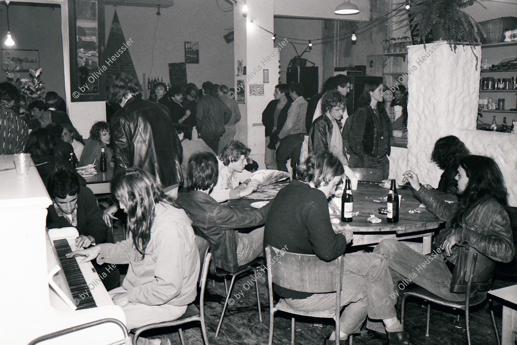 Image of sheet 19810193 photo 2: Im Restaurant des Autonomen Jugendzentrum AJZ, Zürich 1981.
protest occupied housing center Youth Zürich 1981 eating cooking movement
Schweiz Switzerland