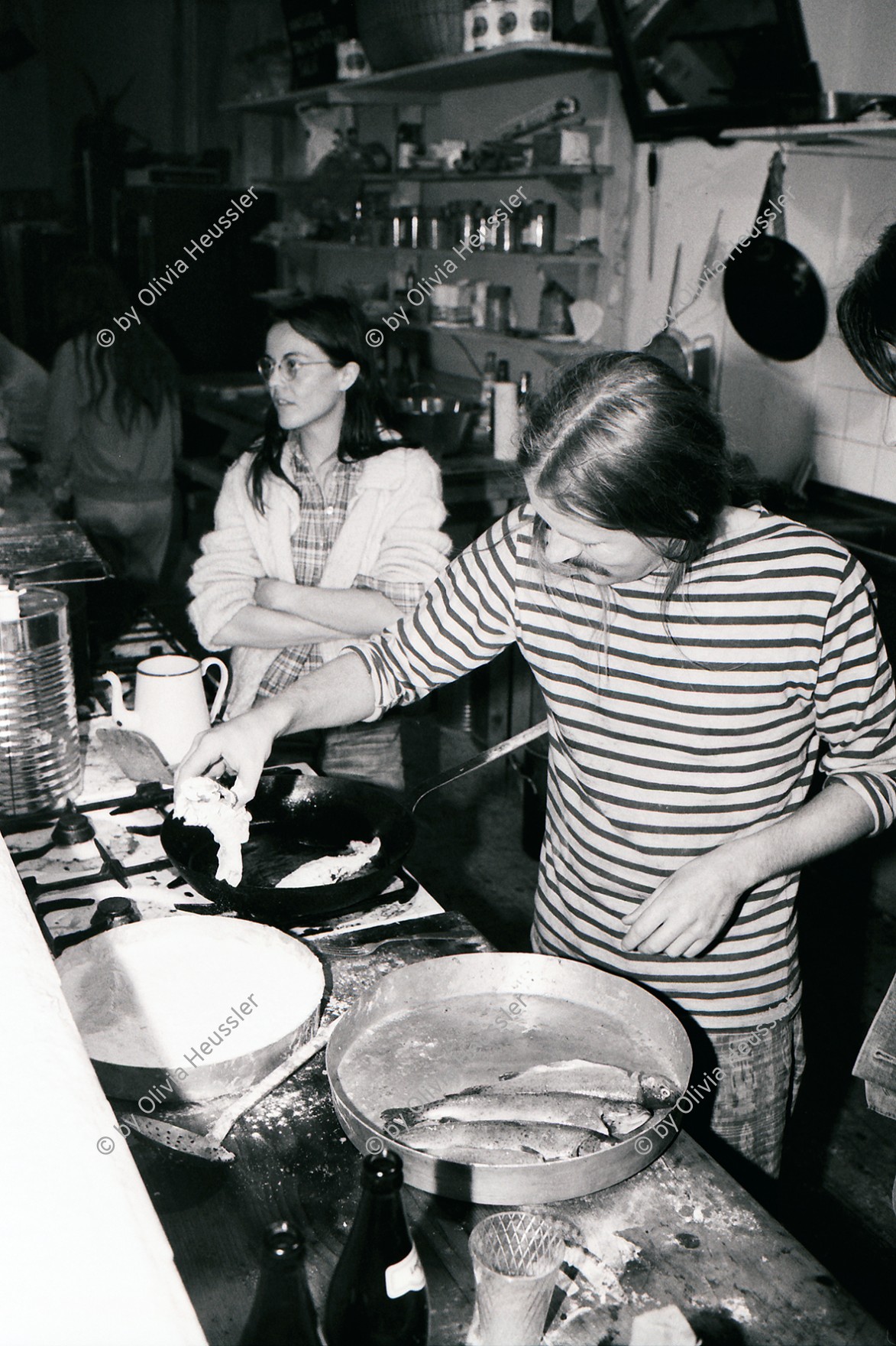 Image of sheet 19810193 photo 5: Christian Egger kocht im AJZ Autonomen Jugendzentrum, Zürich 1981.
Jugendunruhen Bewegung Jugendbewegung
Youth movement