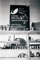 Image of sheet 19810193 photo 7: Im Restaurant 'Zum gelben Pirat' im Zürcher Autonomen Jugendzentrum (AJZ) in Zürich, 1981.

Jugendunruhen Bewegung Jugendbewegung
Youth movement