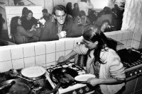 Image of sheet 19810193 photo 8: Im Restaurant des Autonomen Jugendzentrum AJZ, Zürich 1981.
protest occupied housing center eating cooking movement
Schweiz Switzerland