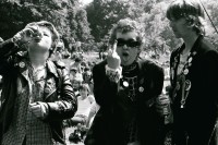 Image of sheet 19810220 photo 14: Open Air Pfingsfest Allmend Brunau Zürich Punks Jugendliche saufen trinken Alkohol. Biertrinkende
Jugendbewegung
Youth movement Zürich 1981 √
