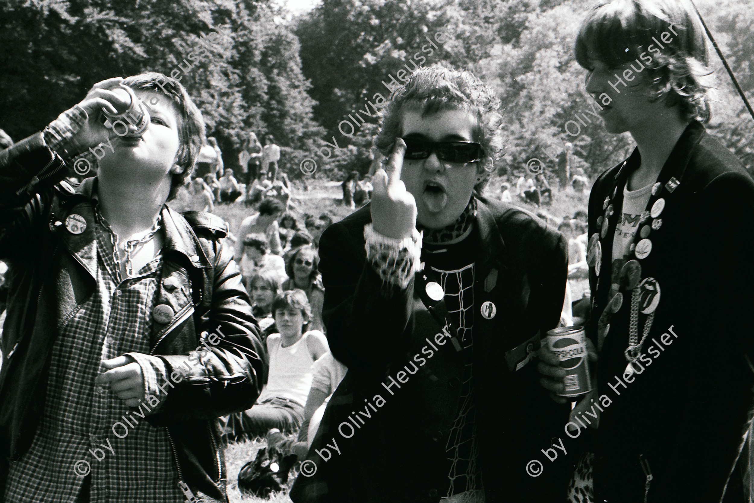 Image of sheet 19810220 photo 14: Open Air Pfingsfest Allmend Brunau Zürich Punks Jugendliche saufen trinken Alkohol. Biertrinkende
Jugendbewegung
Youth movement Zürich 1981 √