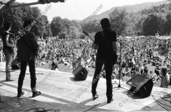 Image of sheet 19810220 photo 35: Open Air Pfingsfest Allmend Brunau Zürich mit W 84 für Tagi mit Jörg Walker, Andrea Caprez Ossi und Bernd, Heppel etc. Lydia Bischofberger Max. Punks trinken Alkohol. Biertrinkende 1981 concert Rock music
wibi