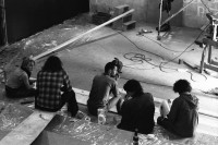 Image of sheet 19810230 photo 7: Freiwillige während einer Pause beim Bau des  Kinosaals im AJZ, Zürich 1981.  
Aufbau Xenix
Bewegung Jugendzentrum Kultur Jugendbewegung