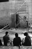 Image of sheet 19810230 photo 8: Freiwillige während einer Pause beim Bau des Kinosaals im AJZ, Zürich 1981. Aufbau Xenix Bewegung Jugendzentrum Kultur Jugendbewegung