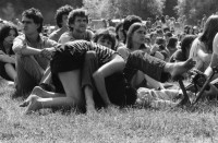 Image of sheet 19810240 photo 12: mit W 84 mit Ossi Open Air Pfingsfest Allmend Brunau Zürich Punks Jugendliche 
Jugendbewegung Youth movement Zürich 1981 √
Jugendliche hören Musik an Festival concert music youth rock