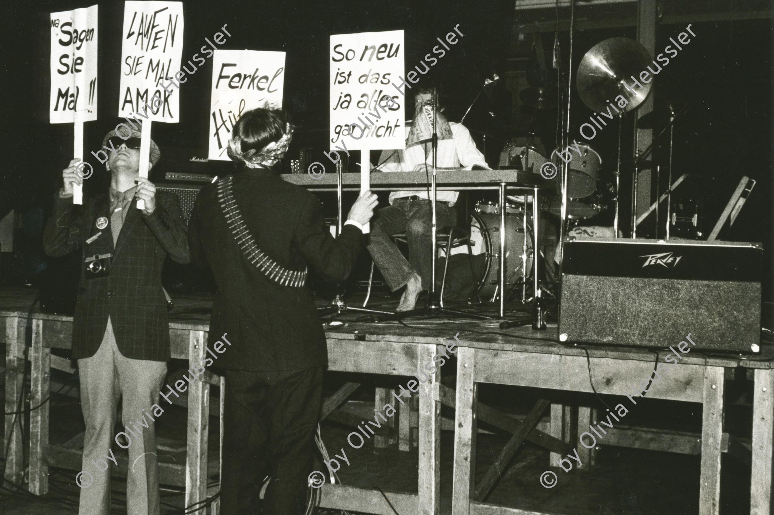 Image of sheet 19810240 photo 25: 27.6.81 Lesung aus Amok Rote Fabrik Aktionshalle Kiev Stingel u.a. Aktion mit Tafeln: 'It's enough Kiev Stingl' (* 1943 in Aussig/Elbe, Böhmen) ist ein ehemaliger Rockmusiker und Künstler.
mit David Basler Silvano Speranza
Zürich 1981 √