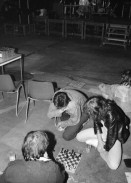 Image of sheet 19810240 photo 29: frtsg. 810220 Pfingstfest mit W 84mit Ossi etc. Christoph Schuler
Josy Meier und Silvano Speranza Annamaria Meier. 27.6.81 Lesung aus Amok Rote Fabrik Kiev Stingel u.a. Aktion mit Tafeln: 'It's enough Kiev Stingl' (* 1943 in Aussig/Elbe, Böhmen) ist ein ehemaliger Rockmusiker und Künstler.
mit David Basler Silvano Speranza Jugendliche hören Musik an Festival