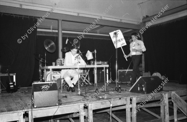 Image of sheet 19810240 photo 32: frtsg. 810220 Pfingstfest mit W 84mit Ossi etc. Christoph Schuler
Josy Meier und Silvano Speranza Annamaria Meier. 27.6.81 Lesung aus Amok Rote Fabrik Kiev Stingel u.a. Aktion mit Tafeln: 'It's enough Kiev Stingl' (* 1943 in Aussig/Elbe, Böhmen) ist ein ehemaliger Rockmusiker und Künstler.
mit David Basler Silvano Speranza Jugendliche hören Musik an Festival