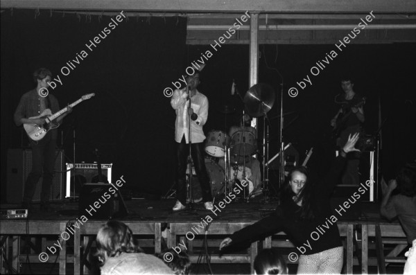 Image of sheet 19810250 photo 20: frtsg. 810240 in der Roten Fabrik mit Kiev Stingl Silvano Speranza
etc. Konzert W84: Andrea Caprez Jörg Walker etc. Ossi. Männer provisorisches Pissoir am Schwinger fest. 
Zirkus Parzival von meinem Vater Percy Heussler in Flawil SG mit Rigolo mit Federlos. Kultur aktion 1981