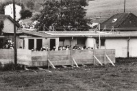 Image of sheet 19810250 photo 23: Männer provisorisches Pissoir am Schwinger fest. √ Sankt Gallen men piss