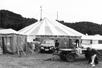 Image of sheet 19810250 photo 26: Zirkus Parzival von meinem Vater Percy Heussler in Flawil SG mit Rigolo mit Federlos. Kultur aktion 1981 action culture circus Switzerland Swiss √