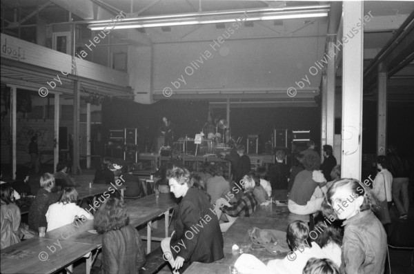 Image of sheet 19810250 photo 7: frtsg. 810240 in der Roten Fabrik mit Kiev Stingl Silvano Speranza
etc. Konzert W84: Andrea Caprez Jörg Walker etc. Ossi. Männer provisorisches Pissoir am Schwinger fest. 
Zirkus Parzival von meinem Vater Percy Heussler in Flawil SG mit Rigolo mit Federlos. Kultur aktion 1981