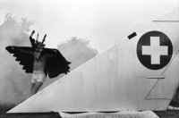 Image of sheet 19810260 photo 15: Zirkus Rigolo in Percy's Zelt . in Flawil und andere Aktion mit Teufel und Flugzeug Schwanz und Schweizerkreuz. Federn