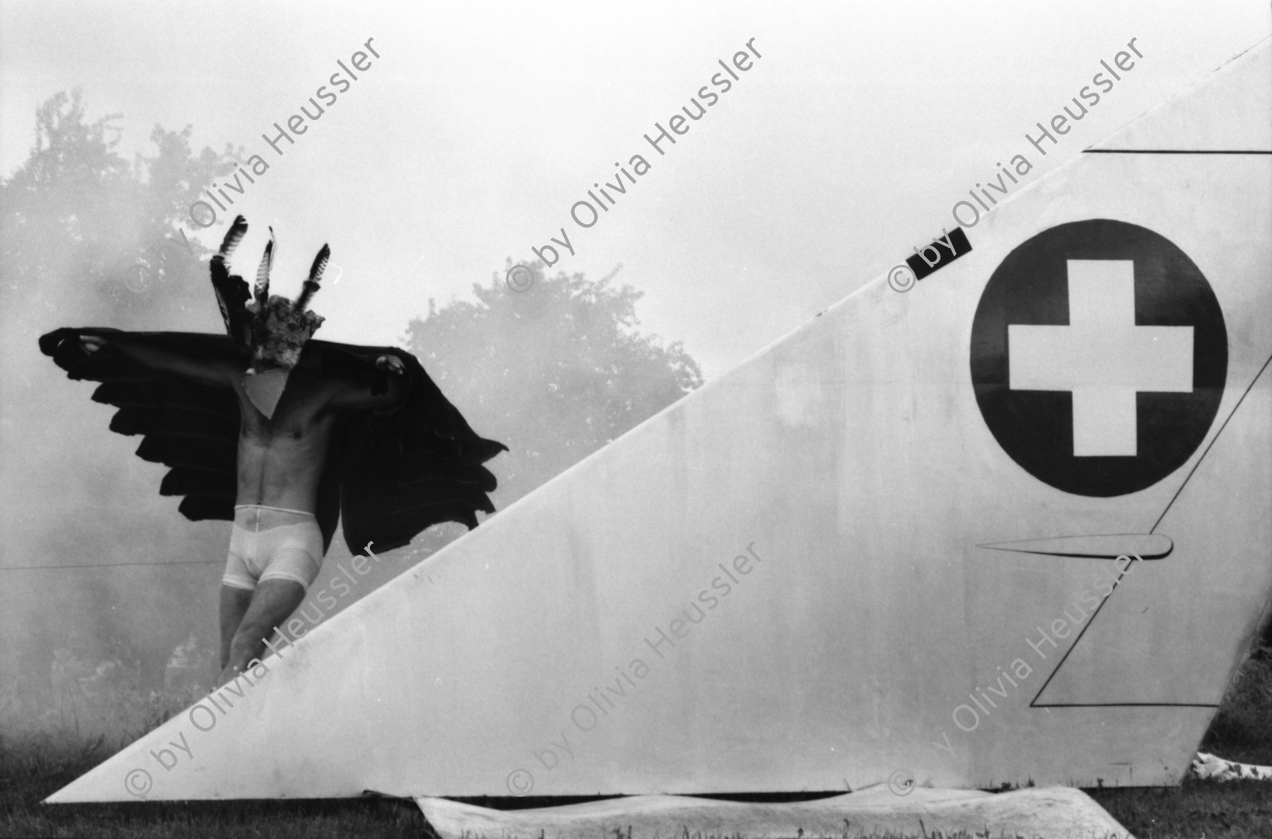 Image of sheet 19810260 photo 15: Zirkus Rigolo in Percy's Zelt . in Flawil und andere Aktion mit Teufel und Flugzeug Schwanz und Schweizerkreuz. Federn