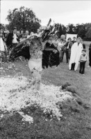 Image of sheet 19810260 photo 26: Zirkus Rigolo in Percy's Zelt . in Flawil und andere Aktion mit Teufel und Flugzeug Schwanz und Schweizerkreuz. Federn