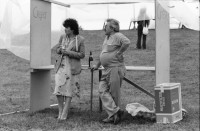 Image of sheet 19810260 photo 8: Zirkus Rigolo in Percy's Zelt . in Flawil und andere Aktion mit Teufel und Flugzeug Schwanz und Schweizerkreuz. Federn
