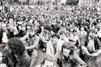 Image of sheet 19810290 photo 19: Jimmy Cliff  spielt durch Roger Schavinski im AJZ. Masse auf dem Carparkplatz.
Jugendbewegung Limmatstrasse Bewegung Zürich
Zürich youth movement 1981 √