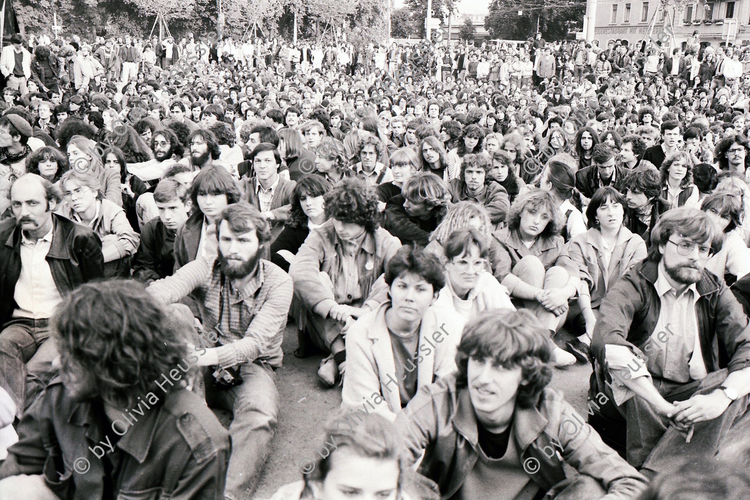 Image of sheet 19810290 photo 19: Jimmy Cliff  spielt durch Roger Schavinski im AJZ. Masse auf dem Carparkplatz.
Jugendbewegung Limmatstrasse Bewegung Zürich
Zürich youth movement 1981 √