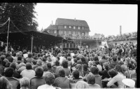 Image of sheet 19810290 photo 22: Auftritt Jimmy Cliff im AJZ durch Roger Schawinski (Radio 24), Zürich 1981.
 Küche Beiz Restaurant Kochen Masse auf dem Carparkplatz. Key WOZ
Jugendbewegung Limmatstrasse Bewegung Zürich