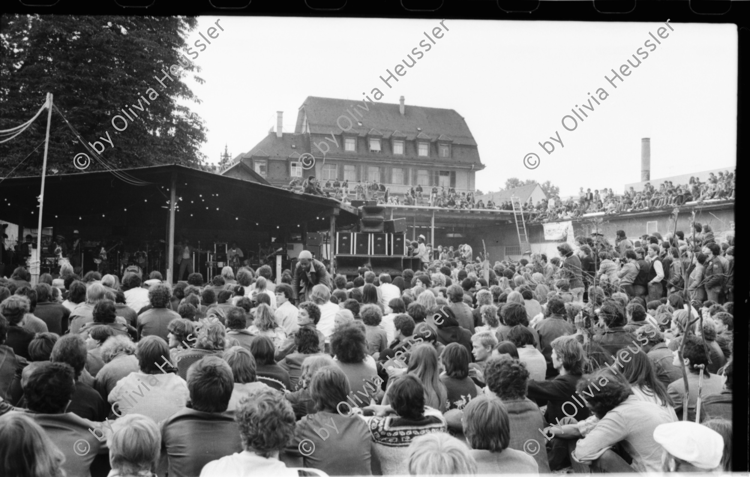 Image of sheet 19810290 photo 22: Auftritt Jimmy Cliff im AJZ durch Roger Schawinski (Radio 24), Zürich 1981.
 Küche Beiz Restaurant Kochen Masse auf dem Carparkplatz. Key WOZ
Jugendbewegung Limmatstrasse Bewegung Zürich