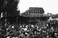 Image of sheet 19810290 photo 23: Jimmy Cliff im AJZ durch Roger Schavinski Küche Beiz im AJZ. Masse auf dem Carparkplatz.Key WOZ
Jugendbewegung Limmatstrasse Bewegung Zürich