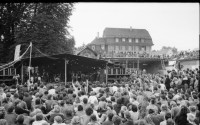 Image of sheet 19810290 photo 24: Auftritt Jimmy Cliff im AJZ durch Roger Schawinski (Radio 24), Zürich 1981.
 Küche Beiz Restaurant Kochen Masse auf dem Carparkplatz. Key WOZ
Jugendbewegung Limmatstrasse Bewegung Zürich