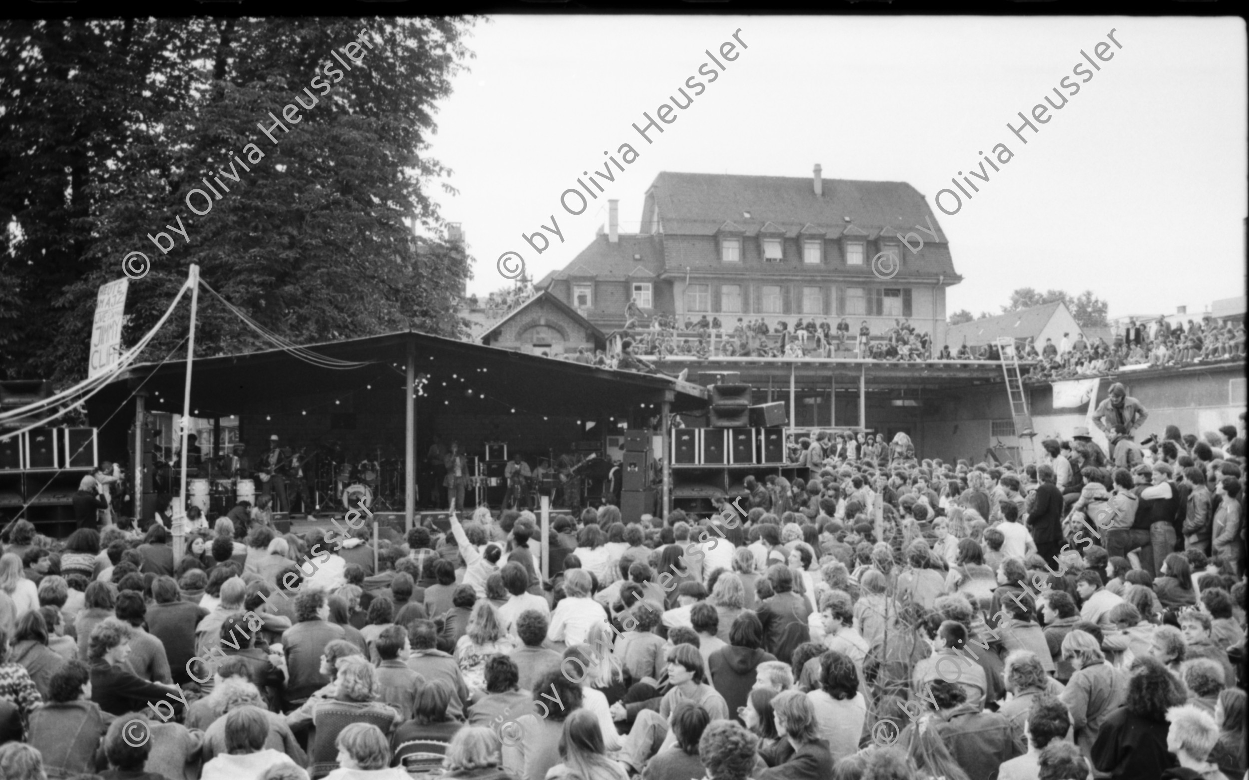 Image of sheet 19810290 photo 24: Auftritt Jimmy Cliff im AJZ durch Roger Schawinski (Radio 24), Zürich 1981.
 Küche Beiz Restaurant Kochen Masse auf dem Carparkplatz. Key WOZ
Jugendbewegung Limmatstrasse Bewegung Zürich