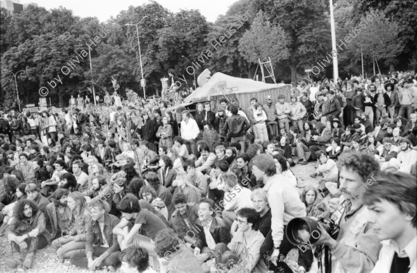 Image of sheet 19810290 photo 26: Auftritt Jimmy Cliff im AJZ durch Roger Schawinski (Radio 24), Zürich 1981.
 Küche Beiz Restaurant Kochen Masse auf dem Carparkplatz. Key WOZ
Jugendbewegung Limmatstrasse Bewegung Zürich