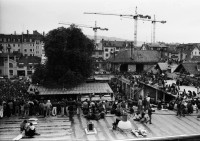 Image of sheet 19810290 photo 27: Konzert mit Jimmy Cliff im AJZ durch Roger Schavinski. Menschen Masse auf dem Carparkplatz und auf dem Dach.
Jugendbewegung Limmatstrasse Bewegung Zürich 1981
√