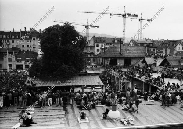 Image of sheet 19810290 photo 27: Konzert mit Jimmy Cliff im AJZ durch Roger Schavinski. Menschen Masse auf dem Carparkplatz und auf dem Dach.
Jugendbewegung Limmatstrasse Bewegung Zürich 1981
√