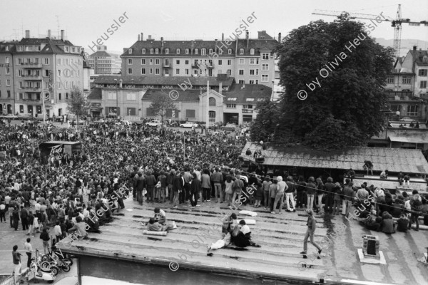 Image of sheet 19810290 photo 28: Jimmy Cliff im AJZ durch Roger Schavinski Masse auf dem Carparkplatz
Jugendbewegung Limmatstrasse Bewegung Zürich