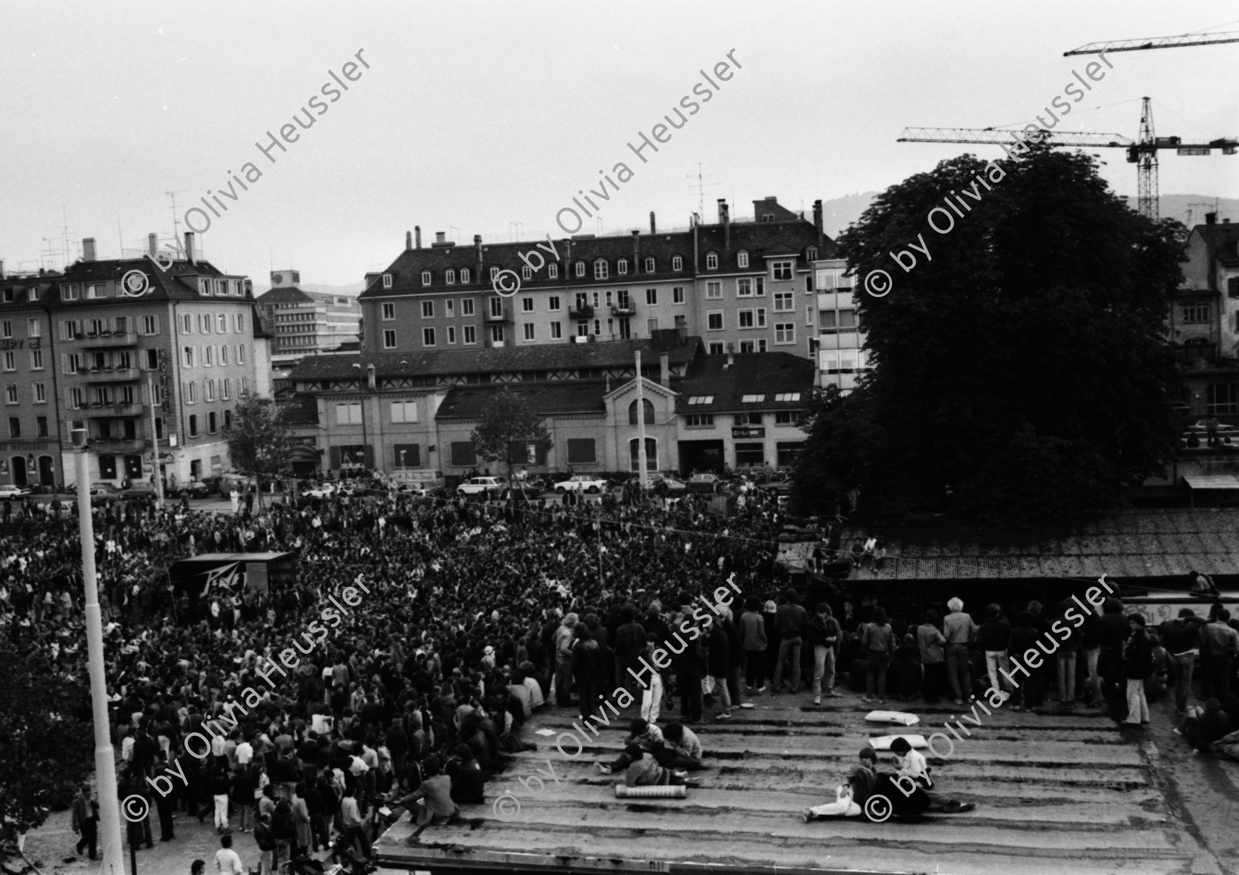 Image of sheet 19810290 photo 31: Konzert Jimmy Cliff im AJZ durch Roger Schavinski im AJZ. Masse auf dem Carparkplatz.
Jugendbewegung Limmatstrasse Bewegung Zürich