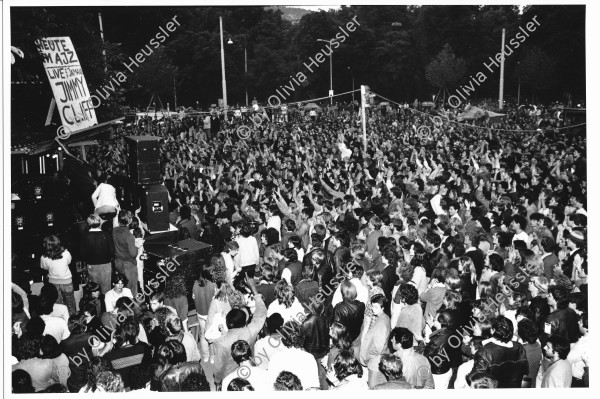 Image of sheet 19810290 photo 36: Heute im AJZ live aus Jamaica: Jimmy Cliff. Gratiskonzert vor dem Zürcher autonomen Jugendhaus als Grossanlass. Zürich 1981 Schweiz Kultur Konzert Gratis Schavinski Roger Reggae Solidarität Radio 24 Switzerland Music Gruppe Band