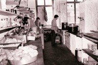 Image of sheet 19810290 photo 9: In der Küche, Restaurant Spuntä im AJZ
Jugendbewegung Limmatstrasse Bewegung Zürich 1981 √
eating cooking youth movement Bar Innenansicht Kochen Essen