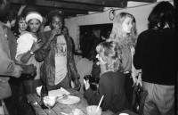 Image of sheet 19810310 photo 14: frtsg 810290 Gratiskonzert mit Jimmy Cliff für Roger Schawinski organisiert im AJZ Portrait. Bumper to Bumper's mit Yvonne Vogel und Knopp Hinterecker Ekta
Autonomes Jugendzentrum Bewegung Kultur Jugendunruhen