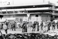Image of sheet 19810320 photo 3: Police Polizei Razzia im AJZ Zwei Männer mit Aktenkoffer sprechen mit Grendadier. Beamten youth movement Jugendbewegung √  raid Zürich 1981