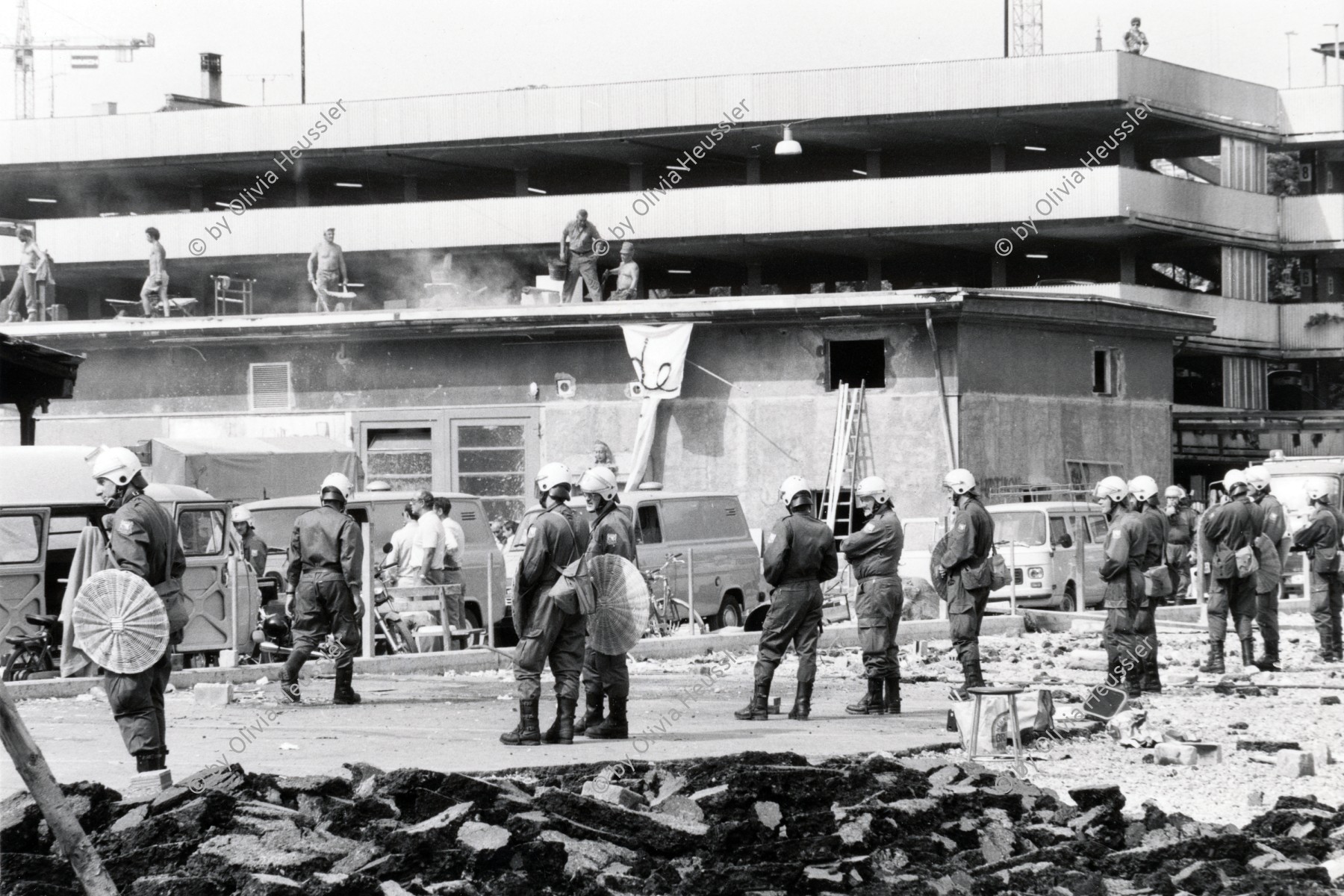 Image of sheet 19810320 photo 3: Police Polizei Razzia im AJZ Zwei Männer mit Aktenkoffer sprechen mit Grendadier. Beamten youth movement Jugendbewegung √  raid Zürich 1981