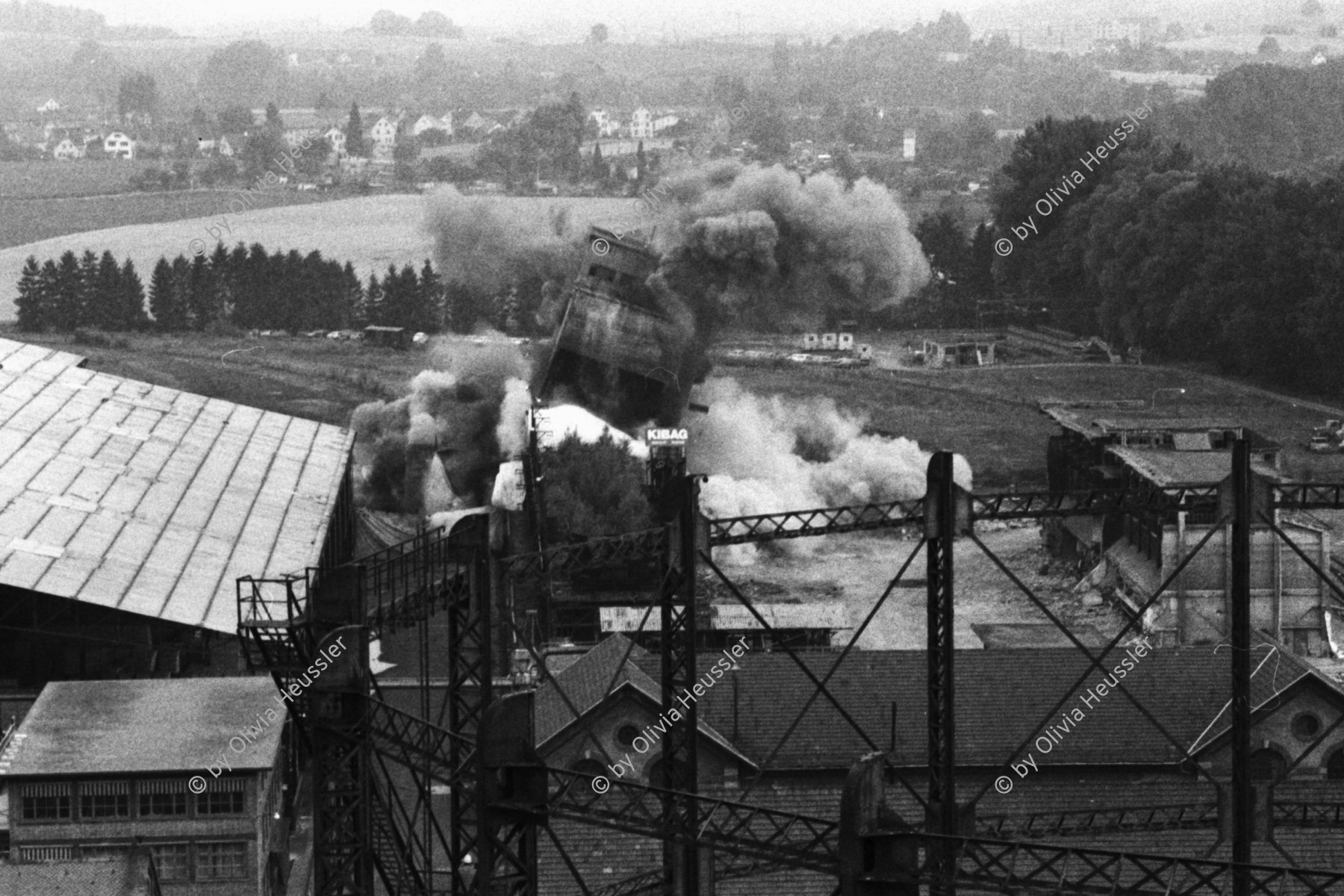 Image of sheet 19810341 photo 4: Sprengung Gaswerk Kohleturm Schlieren für Key. Tagi Meine Neg. Kamin Visiert anstatt Kohleturm Zürich