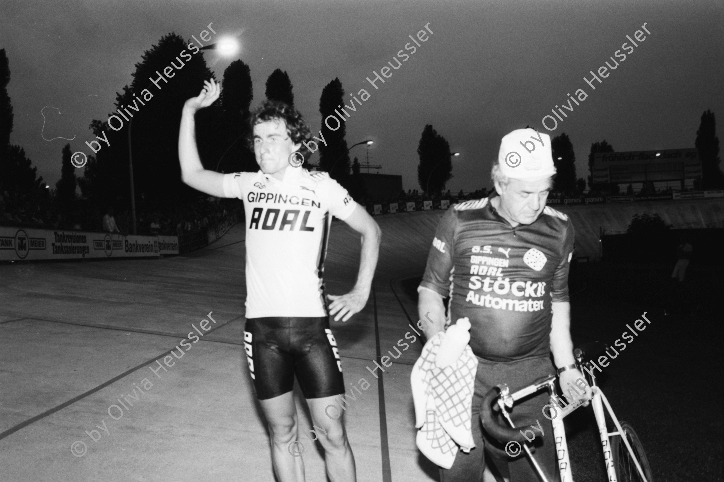 Image of sheet 19810350 photo 19: Weltrekord von M. Hürzeler 50km auf der Radrennbahn Zürich Oerlikon 1981.