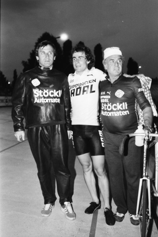 Image of sheet 19810350 photo 20: Weltrekord von M. Hürzeler 50km auf der Radrennbahn Zürich Oerlikon 1981.
Zürich Velo rennen Sport rad