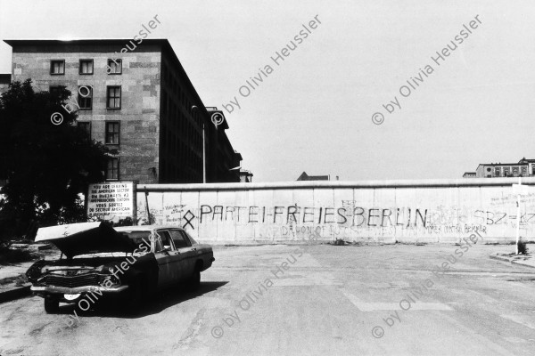 Image of sheet 19810370 photo 16: Hinter der Mauer steht das ehemalige Reichsluftfahrtministerium (RLM).Heute: Detlev-Rohwedder-Haus, Sitz des Bundesministeriums der Finanzen.

© 1981, by OLIVIA HEUSSLER