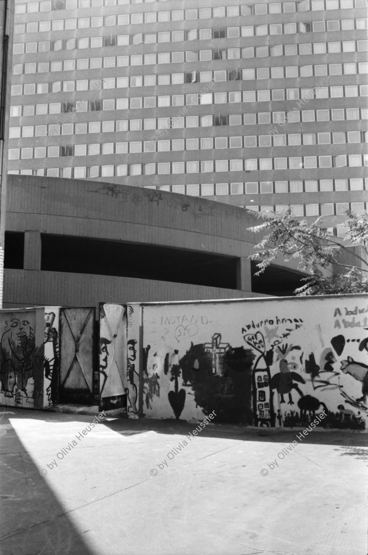 Image of sheet 19810370 photo 20: Graffiti an Hausmauer. West Berlin Deutschland 1981