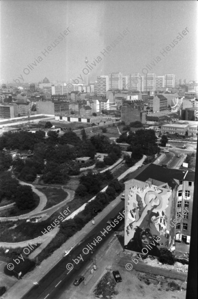 Image of sheet 19810370 photo 29: mit Iren Monti Häuser Zeilen in Berlin. Die Mauer vom Westen in den Osten 'DDR-Deutscher Dreck' Graffittis Vitrine mit Perücke und Brötchen.
Hinter der Mauer steht das ehemalige Reichsluftfahrtministerium (RLM). Es war ein Ministerium in der Zeit des Dritten Reichs. Für dieses Ministerium wurde 1935 ein monumentales Bürogebäude in Berlin errichtet, das seit 1992 Detlev-Rohwedder-Haus heißt und heute Sitz des Bundesministeriums der Finanzen ist.
Wilhelmstrasse 97. West Berlin Deutschland 1981