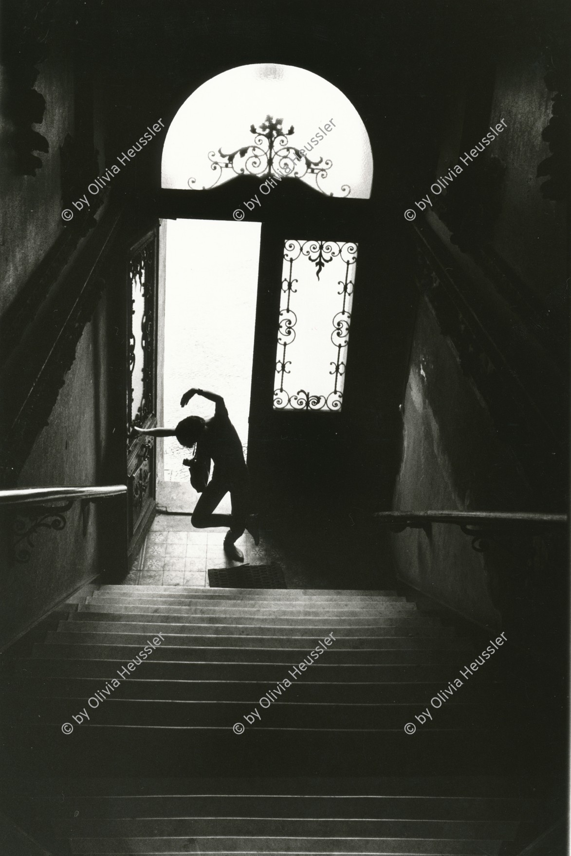 Image of sheet 19810370 photo 34: Frau in Ballettpose in einem Berliner HauseingangWest Berlin Deutschland 1981
√
© 1981, by OLIVIA HEUSSLER