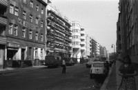 Image of sheet 19810380 photo 10: »Wir bleiben drin«. Besetztes Haus an der Waldemarstrasse 81, West-Berlin, 1981.
Wohnungsnot
Renault 4 vier Strasse Häuserfassaden
