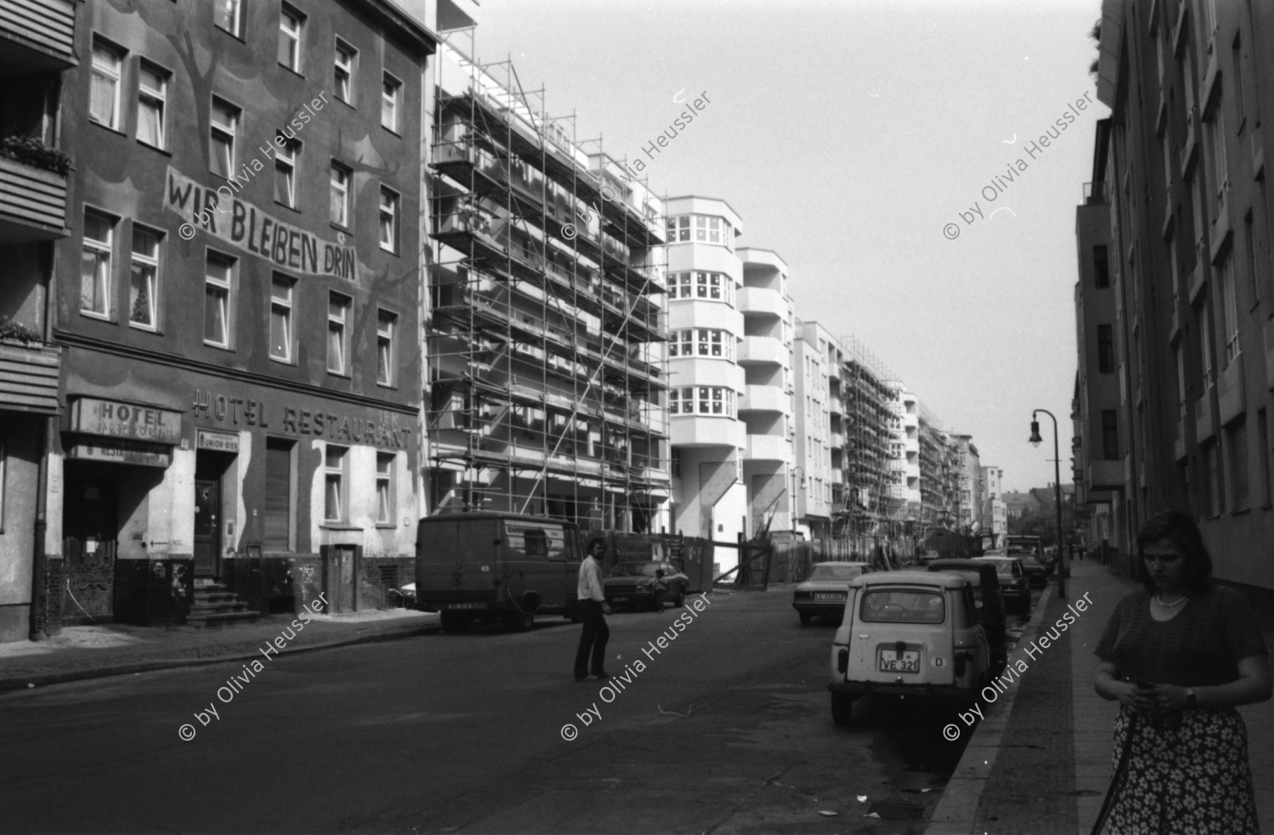 Image of sheet 19810380 photo 10: »Wir bleiben drin«. Besetztes Haus an der Waldemarstrasse 81, West-Berlin, 1981.
Wohnungsnot
Renault 4 vier Strasse Häuserfassaden