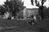 Image of sheet 19810380 photo 11: Häuserfassaden. Türkin sitzt auf Wiese vor Künstlerhaus. X Besetztes Haus. Berlin Westdeutschland 1981 türkische Frau Kopftuch Piknik Bäume Trees Woman turkish Imigrant Germany