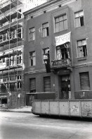 Image of sheet 19810380 photo 13: Künstlerhaus. Wohnungsnot Protest Housing Besetztes Haus. Deutschland Berlin Westdeutschland 1981 √ west germany occupied house banner 
© 1981, by OLIVIA HEUSSLER / www.clic.li   √